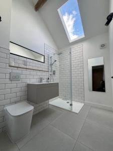 The Tack Store, Modern 3 Bed, 6 person, Barn in a Rural Setting with Great Access