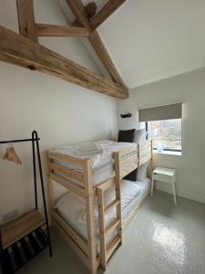 The Tack Store, Modern 3 Bed, 6 person, Barn in a Rural Setting with Great Access