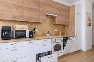 Luxury Two Bedroom Apartment with Terrace and Garage by Renters Prestige