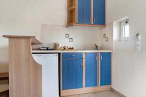 Sandy Maria studio 402