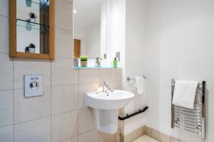 2BR Central Flat W Free Parking