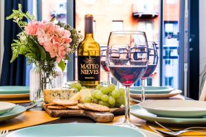 2BR Central Flat W Free Parking