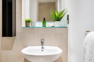 2BR Central Flat W Free Parking