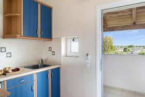 Sandy Maria studio 404