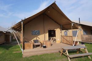 Luxe en sfeervolle safaritent met eigen badkamer voor 6 personen Doc