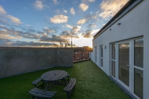 East Village 1 Bed Apartment in Belfast w Balcony