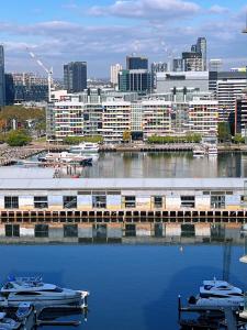 Luxury Docklands Loft 2B1B River view & Free parking