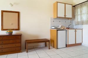 Sandy Maria studio 301