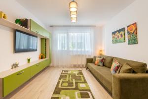 Springhome - Cozy Apartment with Balcony & Parking