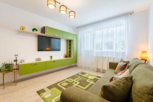 Springhome - Cozy Apartment with Balcony & Parking