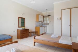 Sandy Maria studio 303