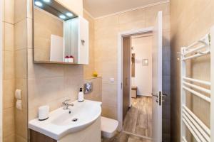 Springhome - Cozy Apartment with Balcony & Parking