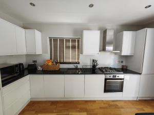 New! Lovely 2 Bed Serviced Apartment with free parking