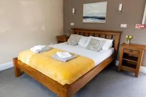 The Gate Hangs High - Sutton under Brailes