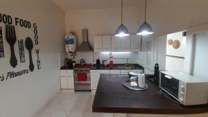 Casa amplia y confortable, totalmente amoblada, quincho con asador, excelente ubicación