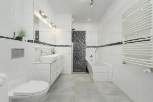 Wrocław Center Apartment Close to the Market and Park with Parking & Air Conditioning by Renters Prestige