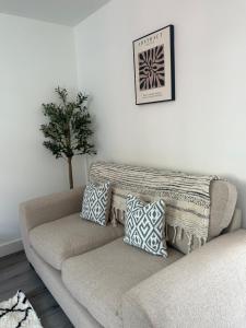 Stylish Barwell Home C with Free Parking - Sleeps 4