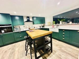 Devon 6-Bed Cottage with Country Views & Parking