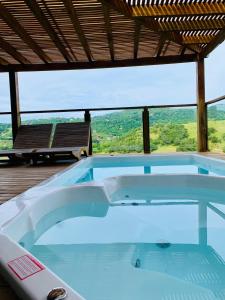 Casa com jacuzzi e piscina aquecida- Praia do Rosa-SC