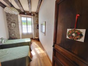 Maisons de vacances Grande maison avec jardin, tennis et piscine prives dans le calme dun vieux village lotois : photos des chambres