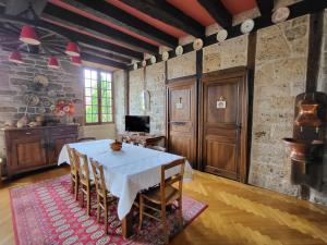 Maisons de vacances Grande maison avec jardin, tennis et piscine prives dans le calme dun vieux village lotois : photos des chambres
