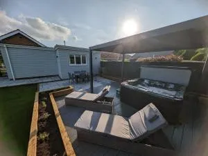 Hoot Hollow - Hot Tub Hideaway - Dersingham