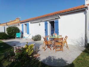 Maison rénovée 3 pièces avec jardin clos, à 700m des plages et 400m du centre de lÉpine - FR-1-224B-28