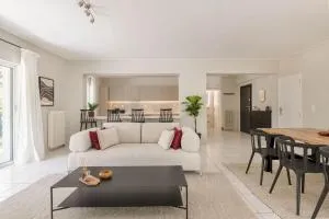 Roomy 3BR Apartment in Marousi by UPSTREET - Amaroúsion