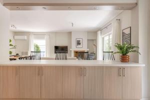 Roomy 3BR Apartment in Marousi by UPSTREET