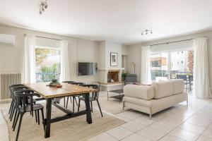 Roomy 3BR Apartment in Marousi by UPSTREET