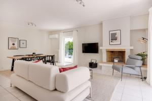 Roomy 3BR Apartment in Marousi by UPSTREET