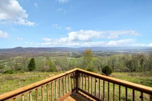 Chalet w Stunning Views Hot Tub Fire Pit & WiFi