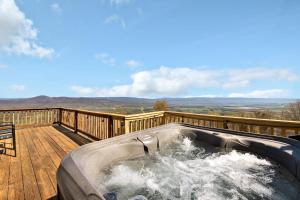 Chalet w Stunning Views Hot Tub Fire Pit & WiFi