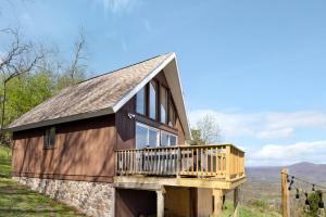 Chalet w Stunning Views Hot Tub Fire Pit & WiFi