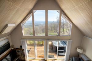 Chalet w Stunning Views Hot Tub Fire Pit & WiFi