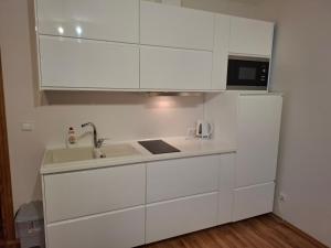 Apartamentai šalia baseino
