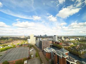 Three-Bedroom Apartment with View room in Media City Salford Quays