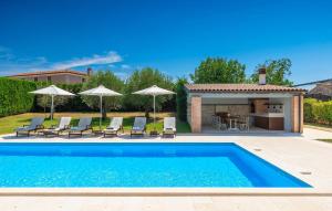 Rustic Villa Peran with outdoor pool in Tinjan 