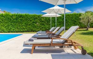 Rustic Villa Peran with outdoor pool in Tinjan