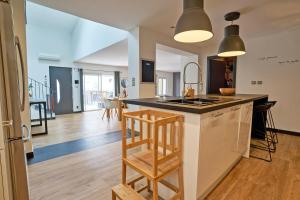 Maisons de vacances Maison de ville moderne climatisee avec piscine : photos des chambres