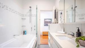 Plunge Pool and Flat 100m Walk To Beach