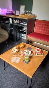 B&B / Chambres d'hotes La Carte Postale : Chambre Lit King-Size - Vue sur Jardin