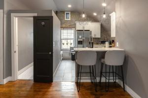 Close to Stadiums, Downtown Cincy, & more, 1BR Apt