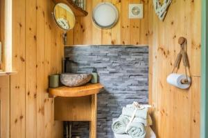 Spinney Retreats - 2 x Unique Shepherds Huts Dog Friendly