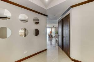 Luxury Oceanfront Stay, Two Master Suites, Walk to Town