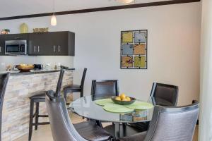 Luxury Oceanfront Stay, Two Master Suites, Walk to Town