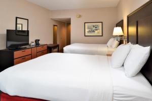 Queen Room with Two Queen Beds room in Hawthorne Inn & Conference Center