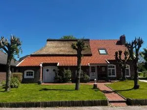 Lindenhuus-Urlaub unter einem Teilreetdach-Terrasse - Nahe Norden-Norddeich - Neuwesteel