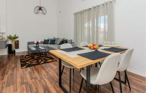 Cozy Apartment In Vir With Kitchen