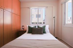 Phaedrus Living: Universal City Flat Alina